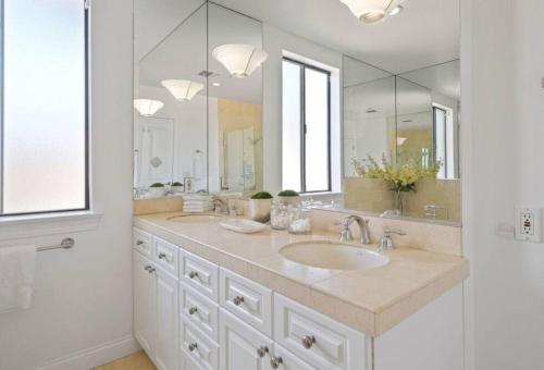 baño con 2 lavabos y espejo grande en Stylish Pacific Palisades Gem, en Los Ángeles