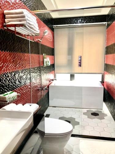 a bathroom with a toilet and a sink at 河沿悅舍ZW朋友同學聚會推薦l獎勵旅遊宜蘭包棟l家庭親子民宿l烤肉麻將浴缸戲水池 in Zhuangwei