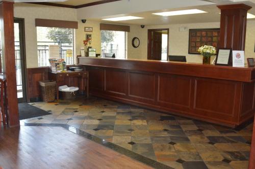 a large courtroom with a large wooden at Baymont by Wyndham Yakima Riverfront in Yakima