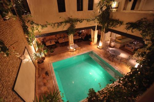 eine Draufsicht auf ein Schwimmbad in einem Gebäude in der Unterkunft Riad Dar Haven in Tamraght Ou Fella