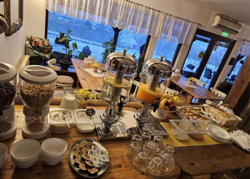 a kitchen counter with two coffee makers and food at Hanu lu Mos Opinca in Deva