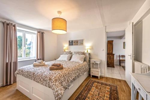 una camera da letto con un letto e due asciugamani di Appartement 85m2 à 2kms plage a Kerlouan