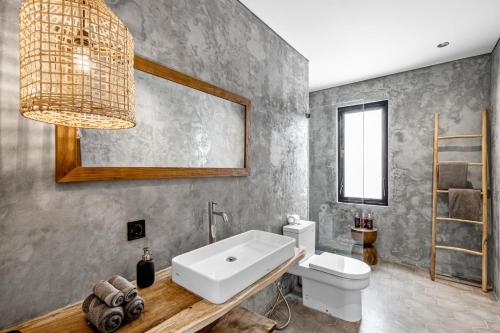 bagno con lavandino e servizi igienici di Elba Villa by Hombali a Canggu