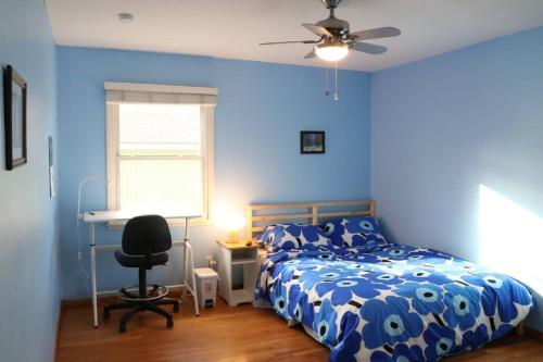 明尼阿波利斯的住宿－Historic Home Near Minnehaha Falls，蓝色卧室配有一张床和一张书桌