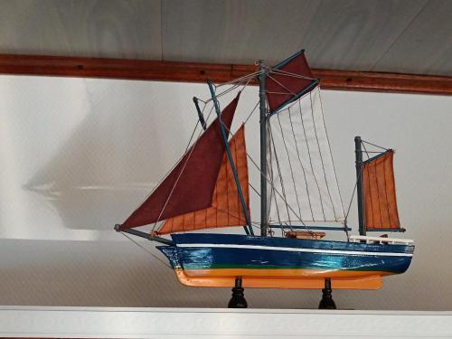 a model of a boat hanging on a wall at Le logement du marinier in Eckwersheim