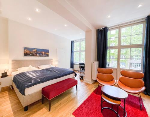 a bedroom with a bed and a red rug at Hotel Wagner im Dammtorpalais in Hamburg