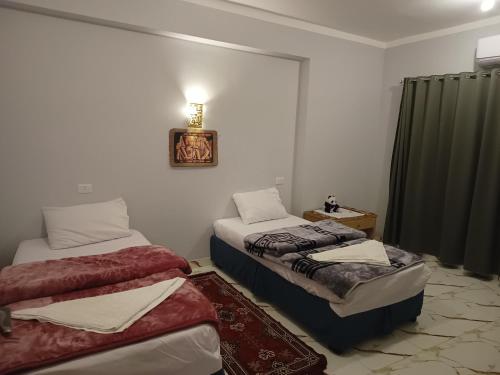 Postel nebo postele na pokoji v ubytování Freedom House