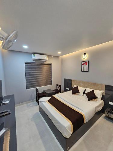 um quarto com uma cama grande num quarto em THAAL RESIDENCY Cheruvathur-HALA GROUPS em Nīleshwar