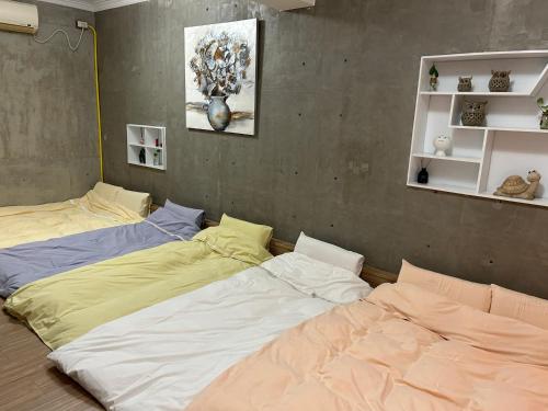 2 Betten nebeneinander in einem Zimmer in der Unterkunft You Ai Heya Homestay in Tainan