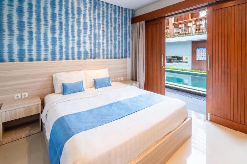 Bazén v ubytování Mahesa Suites Seminyak nebo v jeho okolí