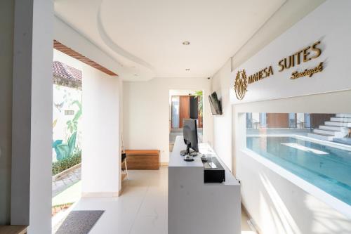 Bazén v ubytování Mahesa Suites Seminyak nebo v jeho okolí