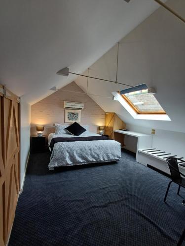 Postel nebo postele na pokoji v ubytování Art Hotel on York