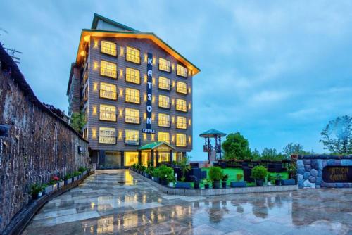 een hoog gebouw met lichten aan bij Hotel Katson Castle Dharamshala in McLeod Ganj