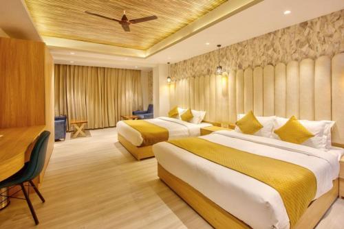 een hotelkamer met 2 bedden en een plafond bij Hotel Katson Castle Dharamshala in McLeod Ganj