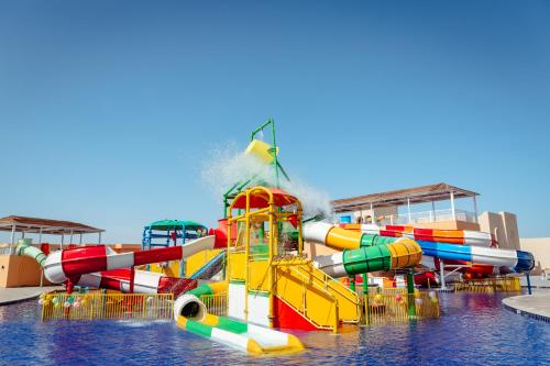 un parque acuático con un tobogán de agua en Pickalbatros Villaggio Aqua Park - Portofino Marsa Alam en Marsa Alam