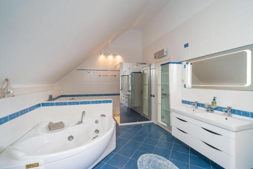 een badkamer met een bad en een wastafel bij Villa Laperosa in Cavtat