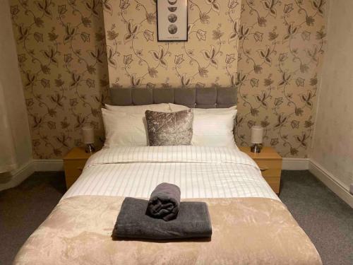 een slaapkamer met een bed met een handdoek erop bij Cedar Lodge in Walton on the Hill