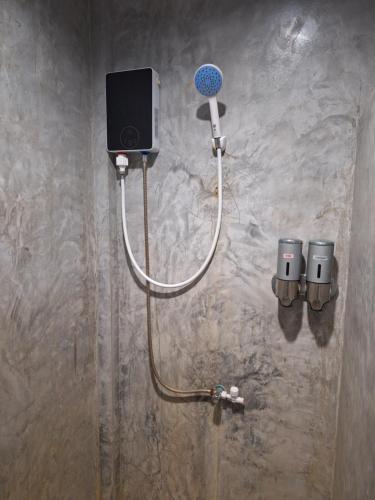 uma casa de banho com um chuveiro com uma coluna e um chuveiro em Lanta Happy House em Ko Lanta