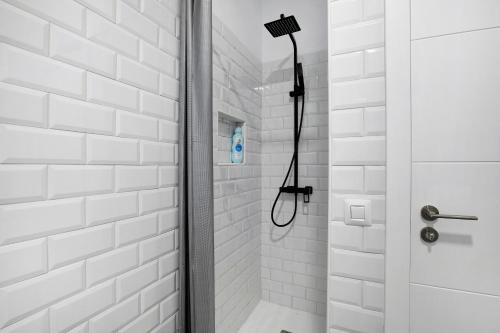een douche met een zwarte douchekop in de badkamer bij Apartamento Kalma in Las Eras