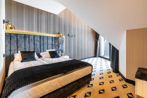 a bedroom with a large bed in a room at Aparthotel Diamond SPA Aqua in Białka Tatrzanska