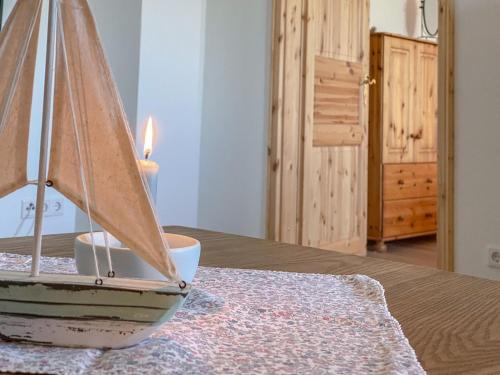 ein kleines Spielzeugboot auf einem Tisch in der Unterkunft Ferienwohnung Blick Neukoog in Nordstrand