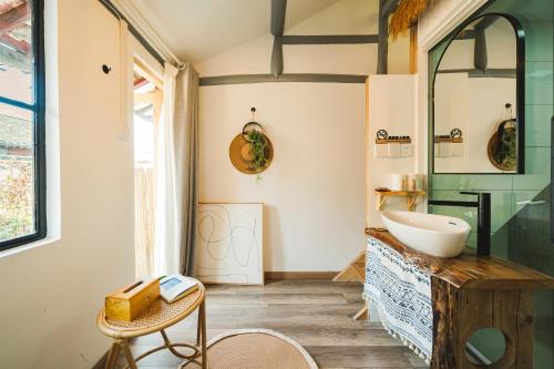 La salle de bains est pourvue d'un lavabo et d'un miroir. dans l'établissement 2 Old Town Designer Chalet 200 year old house, à Shanghai