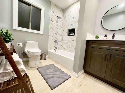 uma casa de banho com um WC, uma banheira e um lavatório. em LA Living near SoFI-LAX-Beach _House em Los Angeles