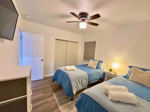 a bedroom with two beds and a ceiling fan at LA Living near SoFI-LAX-Beach _House in Los Angeles