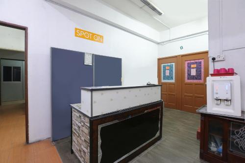 um quarto com um pódio com uma placa na parede em OYO 89755 D&d Budget Inn em Kota Bharu