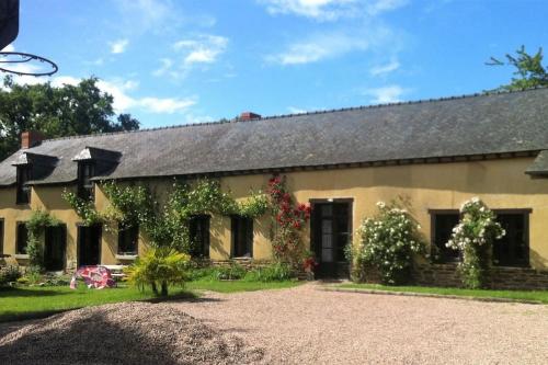 une maison avec des vignes sur son côté dans l'établissement Le moulin du pont, chambre double indépendante., à Mordelles