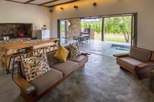 un soggiorno con divano e tavolo di Lank-gewag Farm Cottage with private hottub a Montagu