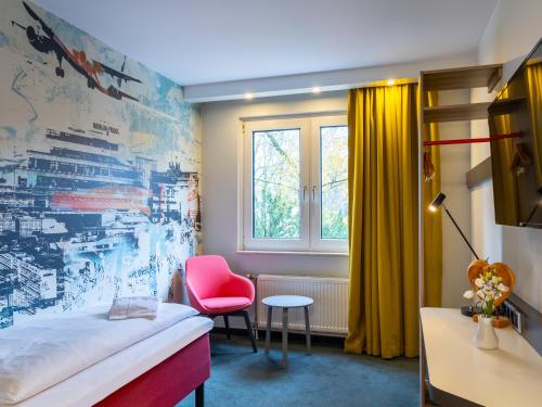 Zimmer mit einem Bett, einem Stuhl und einem Fenster in der Unterkunft Good Morning Berlin City West in Berlin