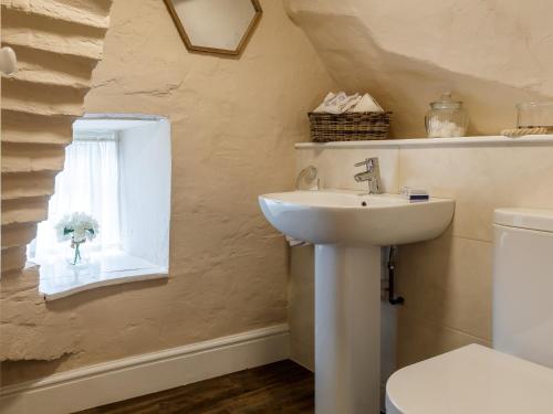 a bathroom with a sink and a window at 2 Bed in Evesham 49245 in Cleeve Prior