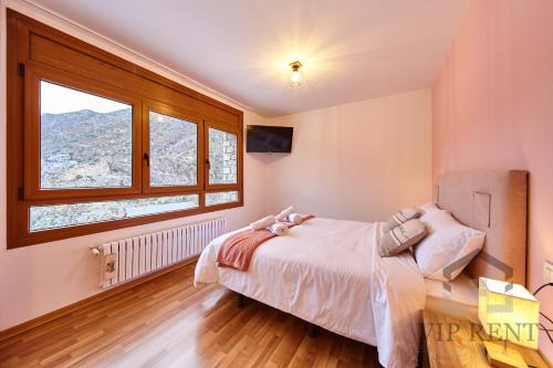 エスカルデス・エンゴルダニにあるCan Noguer Chalet de Lujo en Escaldes ,vistas panorámicas, jacuzziのベッドと窓のある寝室