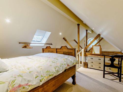 een slaapkamer met een bed en een dressoir bij 1 bed in Stow-on-the-Wold 52145 in Naunton