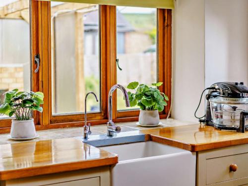 eine Küche mit einem Waschbecken und einem Fenster in der Unterkunft 3 bed property in Aldington 54088 in Dymchurch