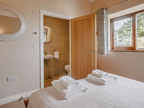 3 Bed in Launceston 57287 في لاونسستون: غرفة نوم عليها سرير وفوط