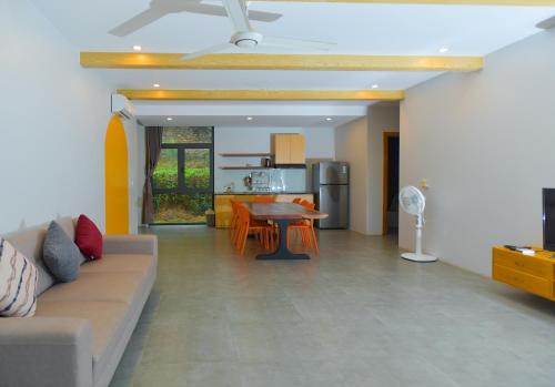 uma sala de estar com um sofá e uma mesa em Villa Ba Vi 6 Bedrooms & Pool DC Green Resort em Hanói