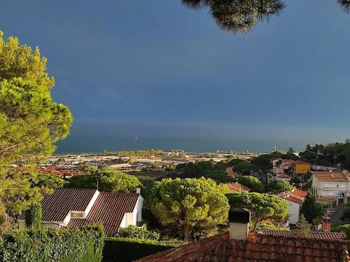 vistas a una ciudad con árboles y casas en Apartamento con magníficas vistas a 25 min de Barcelona en Premia de Dalt