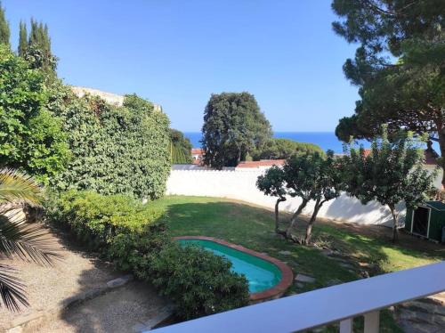 Premia de DaltにあるCasa Can Bellavista Barcelona town houseの小さな池のある庭園の眺め