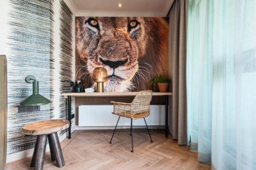 a wall mural of a lion in a room at Van der Valk Theaterhotel Almelo in Almelo