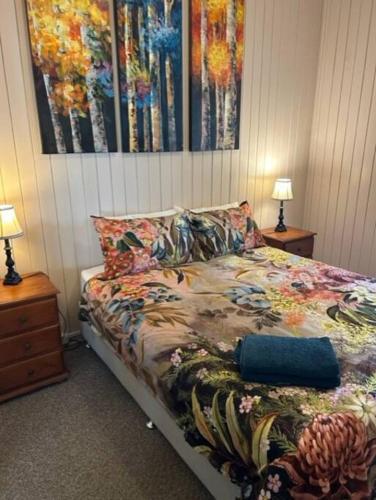 Ce lit se trouve dans un dortoir doté de 2 tables et de 2 lampes. dans l'établissement Monto House, à Monto