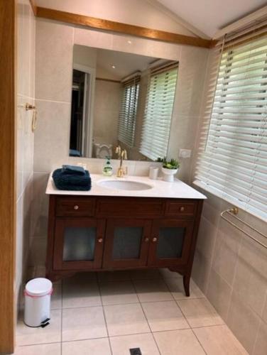 La salle de bains est pourvue d'un lavabo et d'un miroir. dans l'établissement Monto House, à Monto