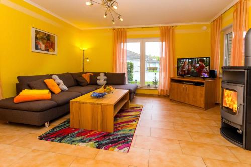 a living room with a couch and a tv at Haus Meerjungfrau in Ostseebad Karlshagen