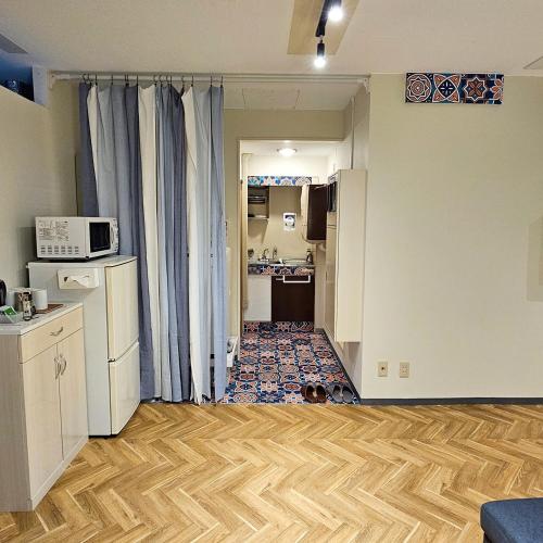 a room with a kitchen and a hallway with a kitchen at supiahouse in Tokyo