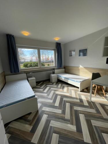Habitación con 2 camas y mesa. en Monteurzimmer in Kevelaer en Kevelaer