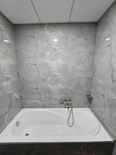 uma casa de banho com banheira e chuveiro em THAAL RESIDENCY Cheruvathur-HALA GROUPS em Nīleshwar
