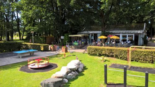 einen Park mit Spielplatz mit Spielgeräten in der Unterkunft Camping de Haer in Ootmarsum