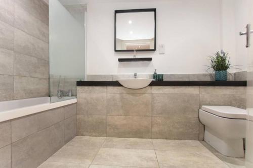 Ванна кімната в Bright & Spacious 1BR Duplex, Islington, Angel