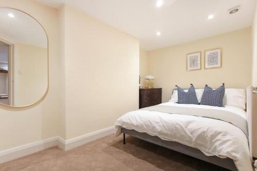 Ліжко або ліжка в номері Bright & Spacious 1BR Duplex, Islington, Angel